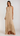Vestido con cuello alto y adornos florales en color beige