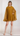 Vestido corto con cuello alto y capa